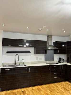 Apartment | Private kitchen | Fridge, microwave, oven, stovetop - Stunning 2-bed Apartment in Dartford (Dartford)