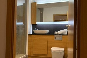 Combined shower/tub, deep soaking tub, towels