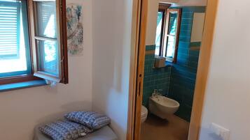 SĂšche-cheveux, bidet, serviettes fournies, savon