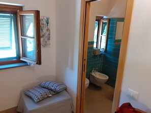 Hair dryer, bidet, towels, soap - Camera con Bagno in Villa con Piscina e Giardino (Sarzana)