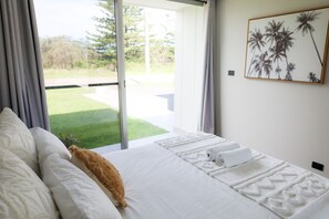 Desk, iron/ironing board, WiFi, bed sheets - Coastal luxury, walk to beach! (Boat Harbour)