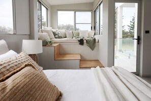 Työpöytä, silitysrauta/-lauta, Wi-Fi, vuodevaatteet