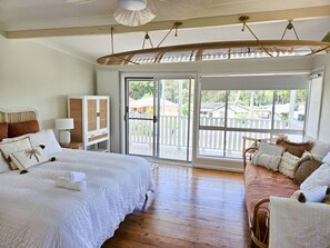 4 slaapkamers, een bureau, een strijkplank/strijkijzer, reisbedje