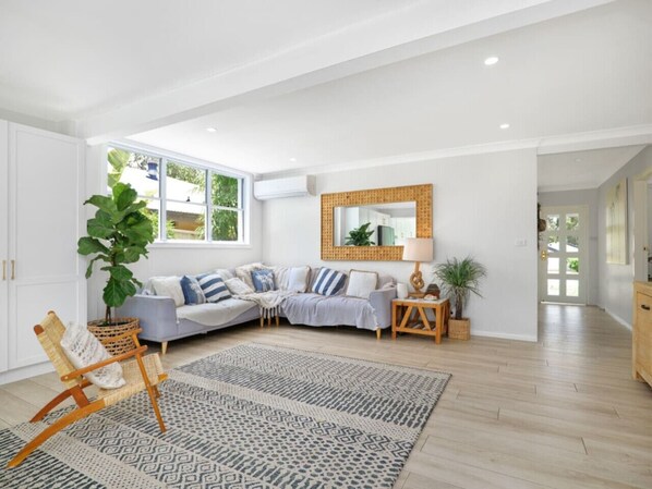 TV, stereo - Luxury coastal house, pool, walk to shop & beach (Anna Bay)