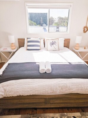 4 bedrooms, desk, iron/ironing board, travel cot - Luxury coastal house, pool, walk to shop & beach (Anna Bay)