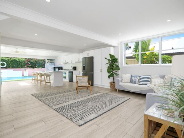 TV, stereo - Luxury coastal house, pool, walk to shop & beach (Anna Bay)