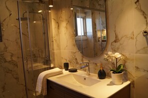 Luxury Apartment | Bathroom | Shower, rainfall showerhead, hair dryer, slippers - Daphne Luxury Apartment (Kastoria)