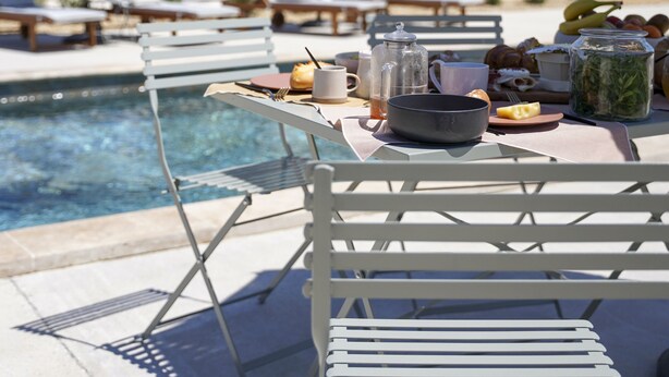 Outdoor dining - Magnifique Maison à 5 mn de Saint Rémy de Provence Avec Piscine, Cuisine D'été (Graveson)