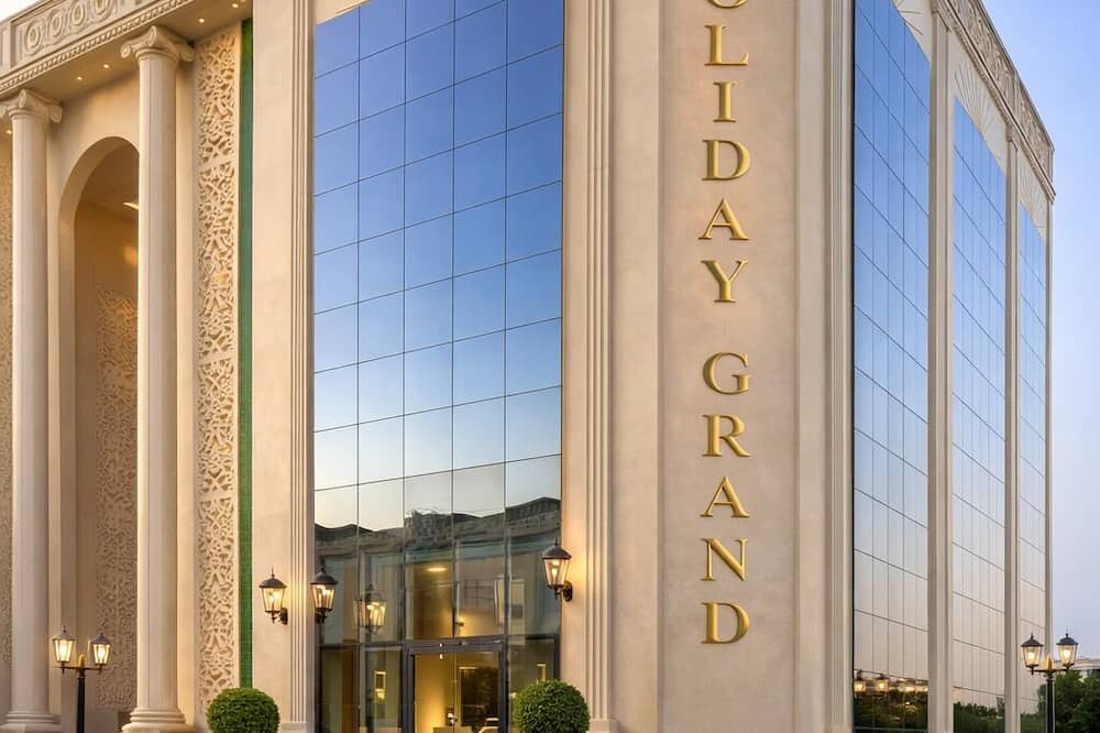 Hotel Holiday Grand Near Expo Mart