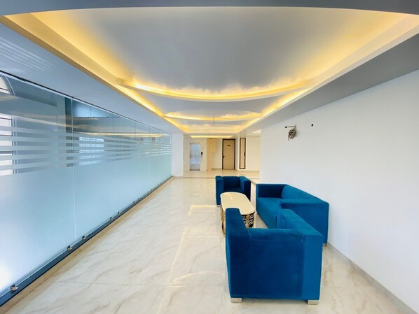 Living area - Hotel Holiday Grand Near Expo Mart (Greater Noida)