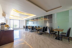 Restaurant - Hotel Holiday Grand Near Expo Mart (Greater Noida)