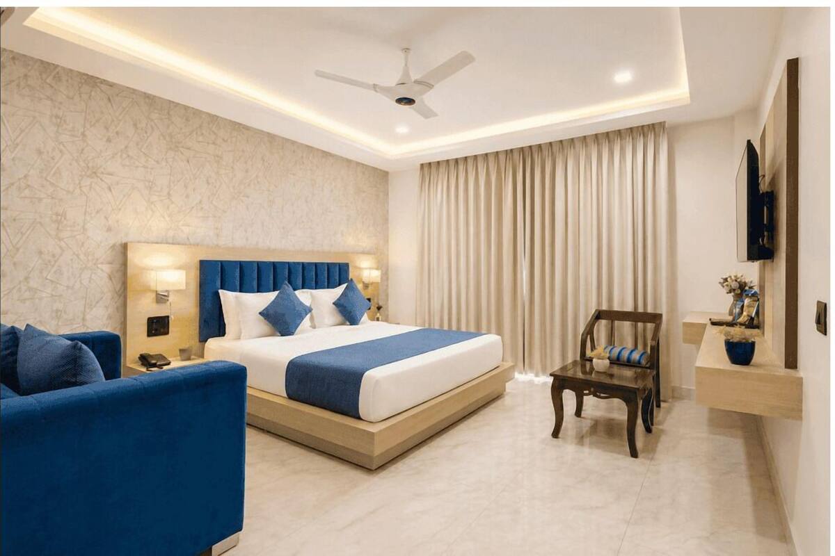 Deluxe Room | Blackout curtains, iron/ironing board (on request), free WiFi