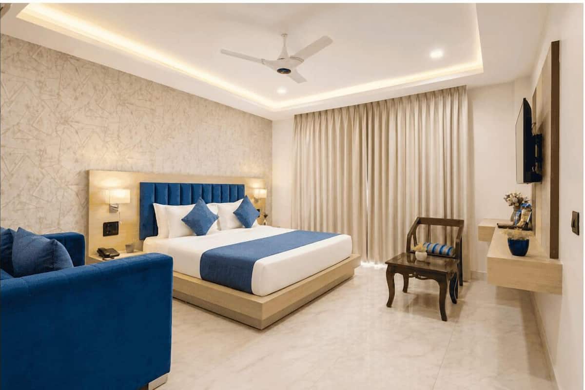 Deluxe Room | Blackout drapes, iron/ironing board (on request), WiFi (free)