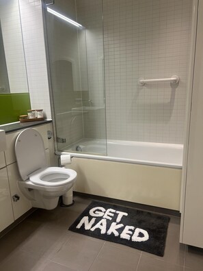 Apartment | Badezimmer | Duschwanne, Komfortbadewanne, Handtücher