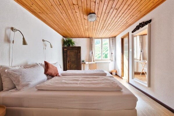 4 bedrooms, WiFi, bed sheets - Private rooms in historic building (Rifiano)