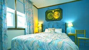 Un dormitorio con una cama, dos lámparas de noche, una silla de madera, un mapa en la pared y una ventana con cortinas.
