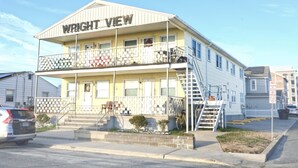 Un edificio de dos plantas con un balcón y un cartel que dice 'WRIGHT VIEW'.