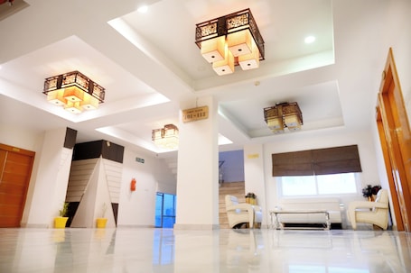 Lobby. HOTEL VAIBHAV INN