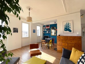 Télévision, jeux vidéo, livres, chaîne hi-fi