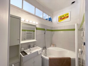 Sèche-cheveux, serviettes fournies, savon, shampoing