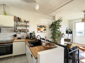 Fridge, microwave, oven, stovetop - Familial, au Calme et Lumineux Avec Clim et Garage (Marseille)