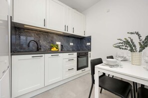 Kühlschrank, Mikrowelle, Ofen, Herdplatte
