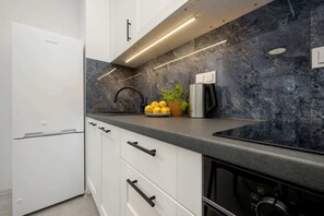 Réfrigérateur, micro-ondes, four, plaque de cuisson