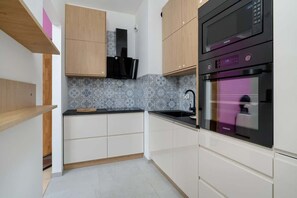 Réfrigérateur, four à micro-ondes, un four, surface de cuisson