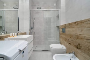Douche, sĂšche-cheveux, serviettes fournies, shampoing