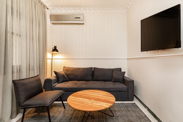 City-Apartment | Wohnbereich | 40-Zoll-Smart-TV mit Kabelempfang