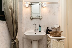 City-Apartment | Badezimmer | Dusche, Hydromassagedusche, Designer-Toilettenartikel, Haartrockner