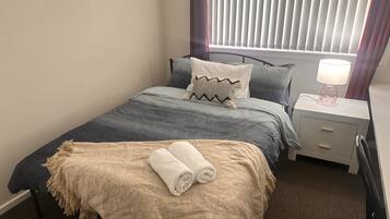 6 bedrooms, iron/ironing board, WiFi, bed sheets