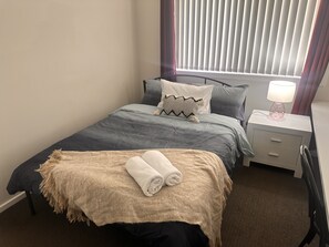 6 bedrooms, iron/ironing board, WiFi, bed sheets - Newcasle 6 bedrooms home (Birmingham Gardens)