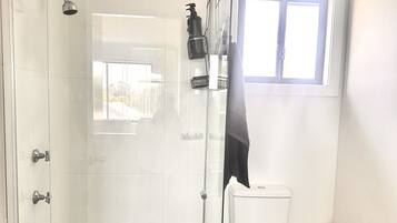 Secadora de cabello, toallas, jabón, shampoo