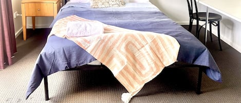 6 habitaciones, tabla de planchar con plancha, wifi y ropa de cama