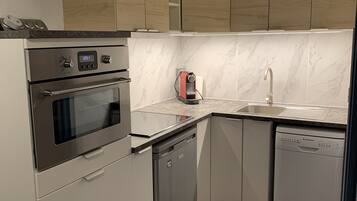 Refrigerador, microondas, horno, placa de cocina