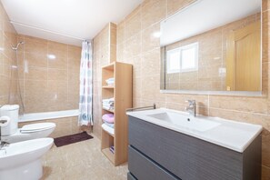 Dusche, Haartrockner, Handtücher