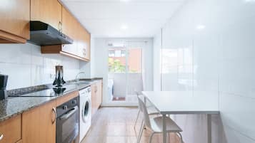 Frigorífico, microondas, horno y placa de cocina