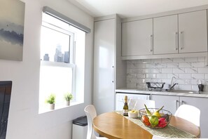 Appartamento | Cucina privata | Frigorifero, microonde, forno, piano cottura