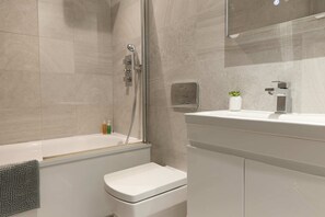 Apartment | Bathroom | Shower, towels - Urban Heaven - 6 Sleeper in the Heart of Bricklane (London)