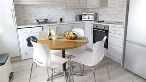 Căn hộ | Bếp riêng | Tủ lạnh, lò vi sóng, lò nướng, bếp nấu 