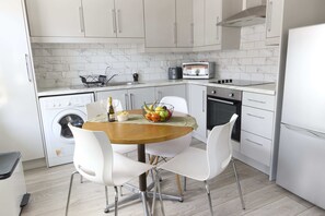 Apartment | Private kitchen | Fridge, microwave, oven, stovetop - Urban Heaven - 6 Sleeper in the Heart of Bricklane (London)