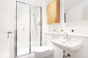 City appartement | Badkamer | Een douche, gratis toiletartikelen, een haardroger, handdoeken