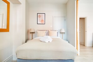 City Apartment | 2 bedrooms, desk, laptop workspace, travel crib -  Cozy 1BR in the Heart of Holborn (London)