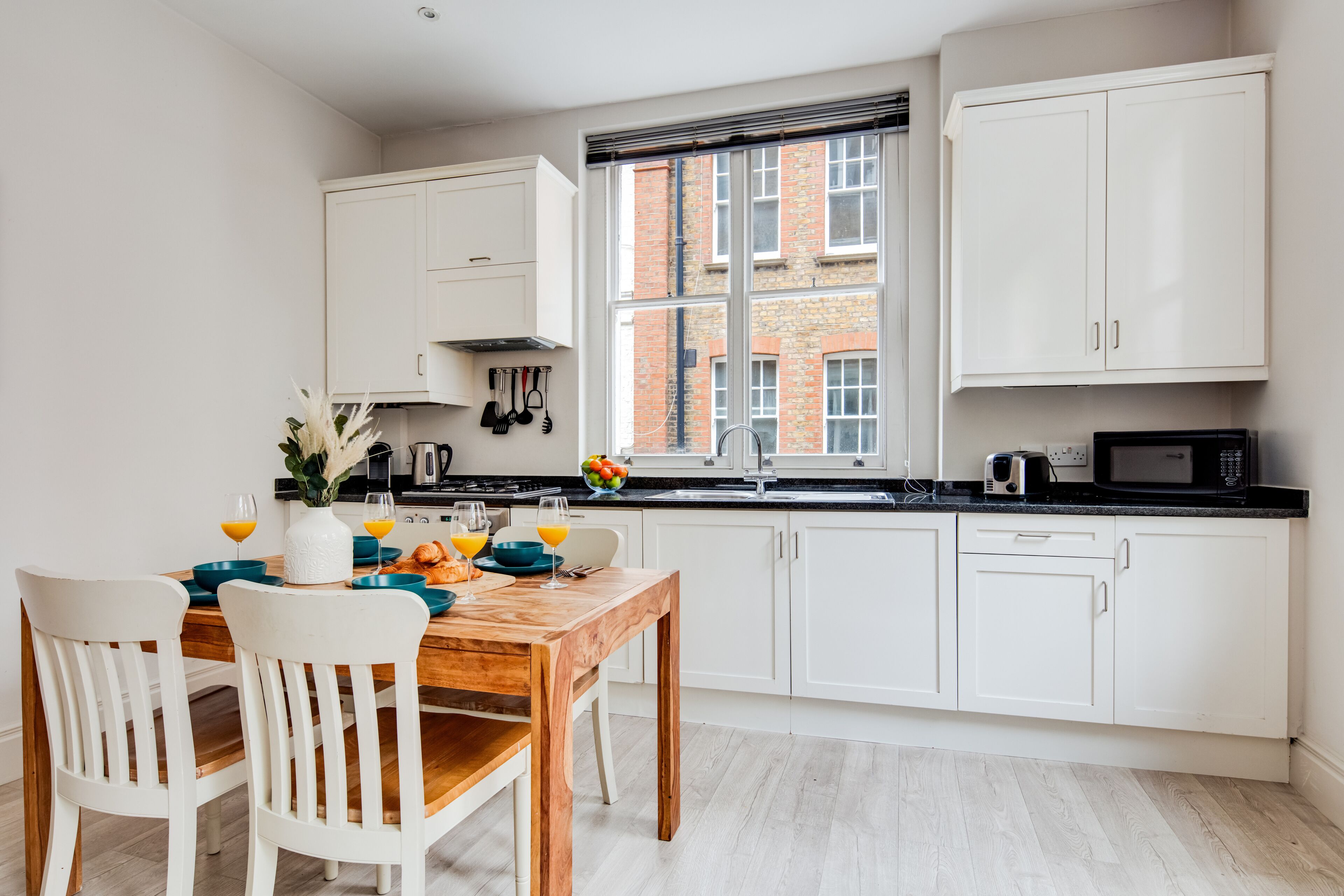 City appartement | Privékeuken | Een koelkast met diepvriezer, een microgolfoven, een oven, een kookplaat