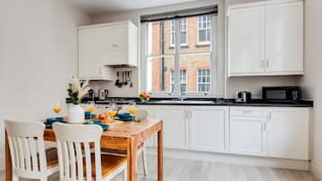 City appartement | Privékeuken | Een koelkast met diepvriezer, een microgolfoven, een oven, een kookplaat