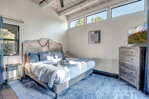 3 habitaciones, escritorio y tabla de planchar con plancha 