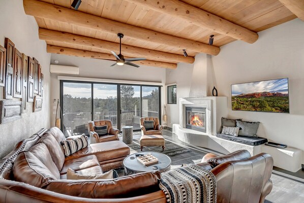 Smart TV, chimenea y libros 