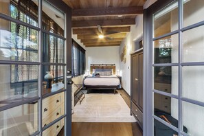3 habitaciones, escritorio y tabla de planchar con plancha