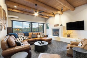 TV connectée, cheminée, livres